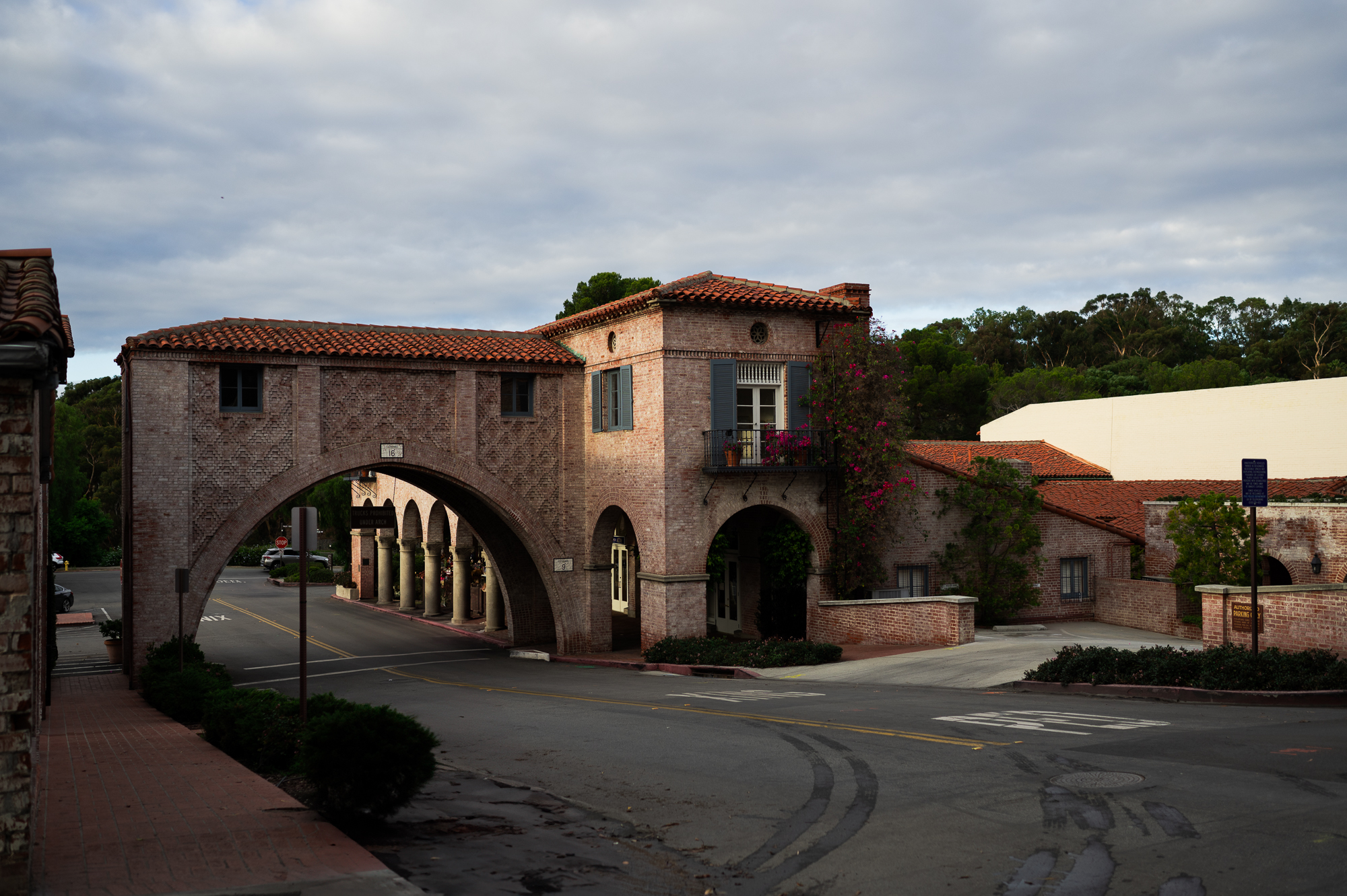 Malaga Cove Plaza & Library, A Perfect Spot For Your Beautiful Engagement Photos